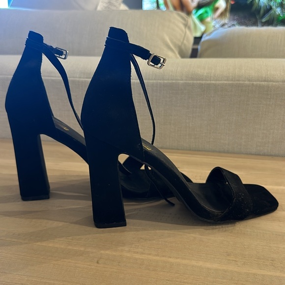 black heels - Picture 4 of 4